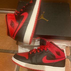 Nike AUTHENTIC 
Nike Air Jordan 1 Mid (GS) "Banned  size 7 youth in Women 8